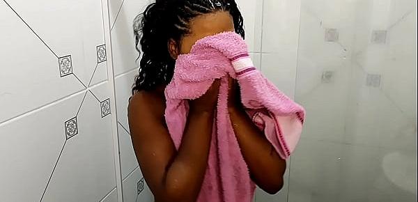  TOMANDO BANHO PARA FODER GOSTOSO COM O BLACK